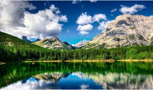 Fototapete Un lac in padure pe fundalul unui peisaj montan Art.01463