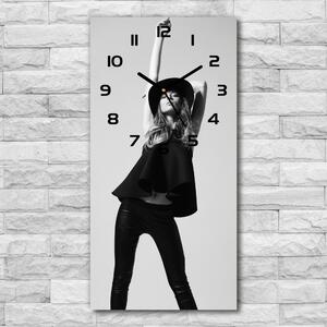 Ceas vertical de perete din sticlă Femeia în negru