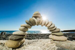 Fototapetă vlies pod de piatră pe plajă 375 x 250 cm