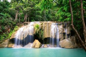Fototapetă vlies cascada în parcul național erawan 375 x 250 cm