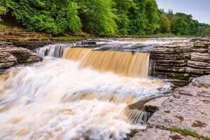 Fototapetă vlies cascada aysgarth, yorkshire 375 x 250 cm