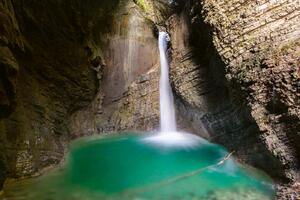 Fototapetă vlies cascada kozjak 375 x 250 cm