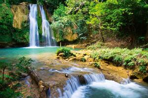 Fototapetă vlies cascada în pădure 375 x 250 cm