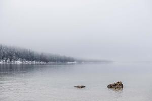 Fototapetă vlies stânci și zi cu ceață 375 x 250 cm