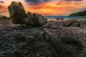 Fototapetă vlies stânci pe coastă 375 x 250 cm