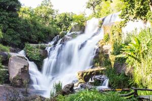 Fototapetă vlies cascada mae klang 375 x 250 cm
