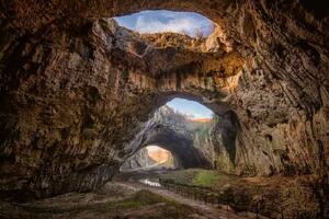 Fototapetă vlies vedere frumoasă dintr-o peșteră 375 x 250 cm
