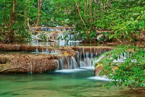 Fototapetă vlies cascadă în pădurea thailandeză 375 x 250 cm