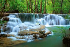 Fototapetă vlies cascada puternică în pădure 375 x 250 cm