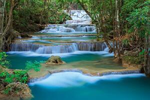 Fototapetă vlies cascada în pădure 375 x 250 cm