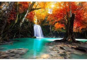 Fototapetă vlies cascada în mijlocul pădurii 375 x 250 cm