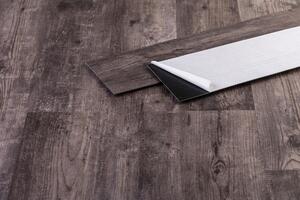 Placă de pardoseală pvc autoadezivă - nuc sevilla 2,23 m²