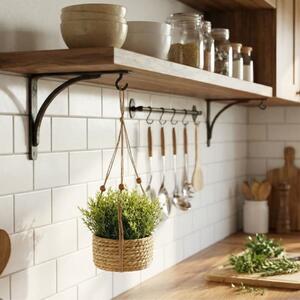 Plantă artificială Rozmarin 11 cm în ghiveci suspendat tip coș împletit, cu agățătoare – decor rustic cu plante aromatice pentru interior