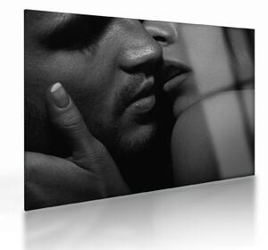 Tablou pe sticlă - Sărutul, fotografie alb-negru (70x50 cm)