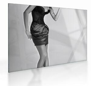 Tablou pe sticlă - Femeie într-o rochie scurtă (70x50 cm)
