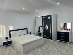 Set Dormitor Amelia Alb Negru cu Pat Matrimonial 160 cm x 200 cm, Dulap Usi Glisante, Noptiere si Comoda Tv
