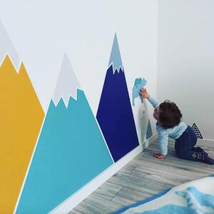 Autocolant cu munți și dealuri în culori pentru băieți