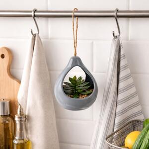 Plantă artificială Suculentă , în suport ceramic gri tip picătură, 14 cm, cu agatatoare din sfoară