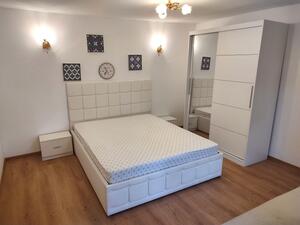 Set Dormitor Regal cu Pat Tapitat Alb din piele ecologica 160 cm x 200 cm