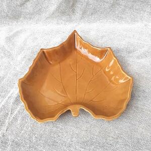 Platou Amber in forma de frunza din ceramica maro 23 cm