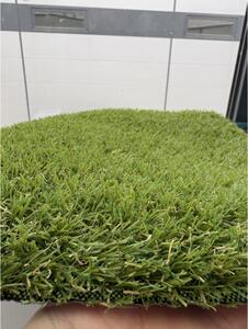 Gazon Artificial Jakarta, Inaltime Fir 20 mm, Latime 1m, Marime 100 x 100 cm, Verde cu Insertii Fire Iarba Uscata, Polipropilena, Antialergic, Curte