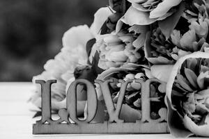 Tablou bujori cu inscripție Love în design alb-negru