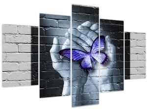 Tablou - Fluture violet pe perete (150x105 cm)