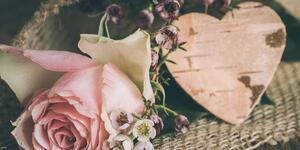 Tablou trandafir și inimioară în iută în design vintage