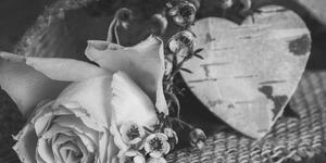 Tablou trandafir și inimioară în iută în design vintage alb-negru