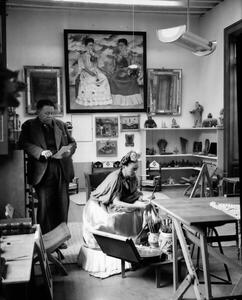 Fotografie Mexican painters Frida Kahlo (1907-1954) and Diego Rivera (1886-1957) in their workshop in 1948