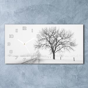 Ceas de perete orizontal din sticlă copac în timpul iernii