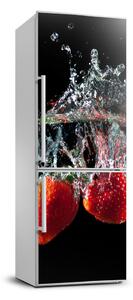 Foto Autocolant pentru piele al frigiderului Căpșune sub apă