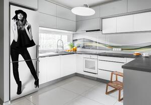 Autocolant pe frigider Femeia în negru