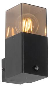 Lampă de perete exterioară neagră IP44 cu senzor crepuscular - Denmark