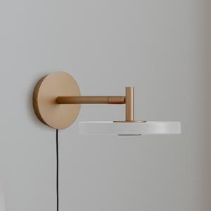 UMAGE Aplică de perete LED Asteria Short, alb/alamă, cu ștecher, reglabil, Auriu / Alamă, Camera de zi / sufragerie, Metal, Design, Soclu de perete jos