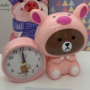 Ceas de masa desteptator pentru copii Pufo, model Ursuletul Costumat, 20 x 15 cm, roz