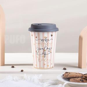 Cana ceramica de voiaj Pufo pentru cafea cu capac din silicon, 415 ml, model Make jealous