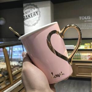 Cana cu capac din ceramica si lingurita Pufo Love pentru cafea sau ceai, 350 ml, roz