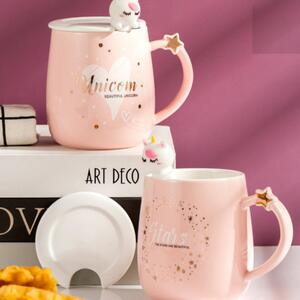 Cana cu capac din ceramica si lingurita Pufo Beautiful Stars pentru cafea sau ceai, 450 ml, roz