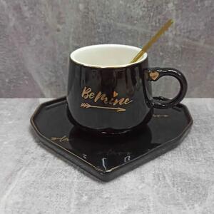 Cana ceramica cu farfurie in forma de inima si lingurita Pufo Be Mine pentru cafea sau ceai, 180 ml, negru