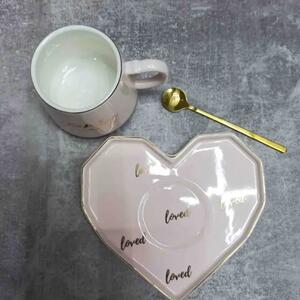 Cana ceramica cu farfurie in forma de inima si lingurita Pufo Be Mine pentru cafea sau ceai, 180 ml, roz