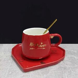 Cana ceramica cu farfurie in forma de inima si lingurita Pufo Be Mine pentru cafea sau ceai, 180 ml, rosu