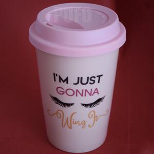 Cana ceramica de voiaj Pufo pentru cafea cu capac din silicon, 415 ml, model I just gonna, roz