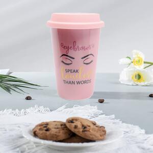 Cana ceramica de voiaj Pufo pentru cafea cu capac din silicon, 415 ml, model Eyebrows speak, roz
