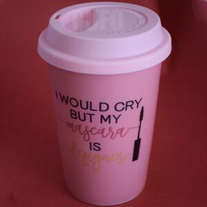 Cana ceramica de voiaj Pufo pentru cafea cu capac din silicon, 415 ml, model My mascara is Designer, roz