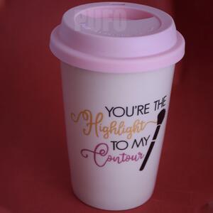 Cana ceramica de voiaj Pufo pentru cafea cu capac din silicon, 415 ml, model You're the Highlight, roz