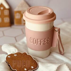 Cana de voiaj Pufo Love Coffee din ceramica cu protectie termica pentru cafea sau ceai, 415 ml, alb/roz