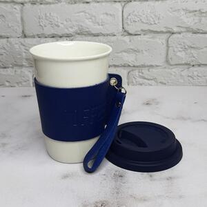 Cana de voiaj Pufo Love Coffee din ceramica cu protectie termica pentru cafea sau ceai, 415 ml, alb/albastru