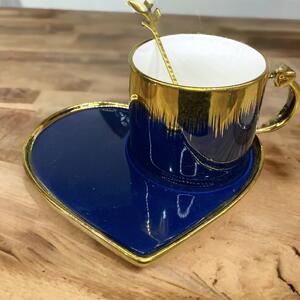 Cana ceramica cu farfurie in forma de inima si lingurita Pufo Desire pentru cafea sau ceai, 180 ml, albastru