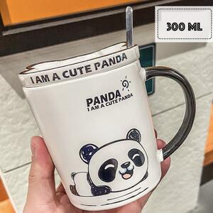 Cana cu capac din ceramica si lingurita Pufo Little Panda pentru cafea sau ceai, 300 ml